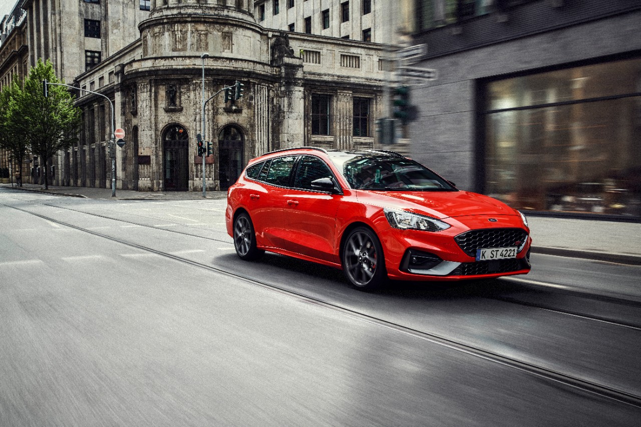2019FordFocus_ST-Wagon_1.jpg