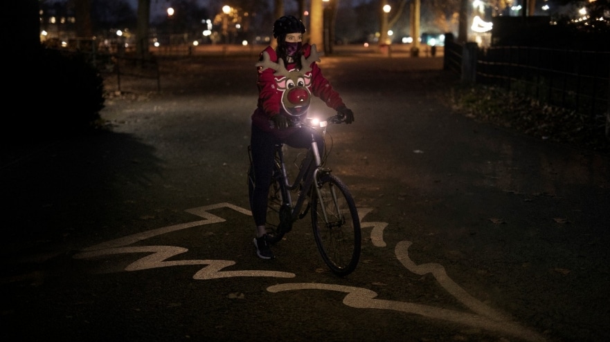 2020-12-17_Safe-Distance_Weihnachtspullover.jpg