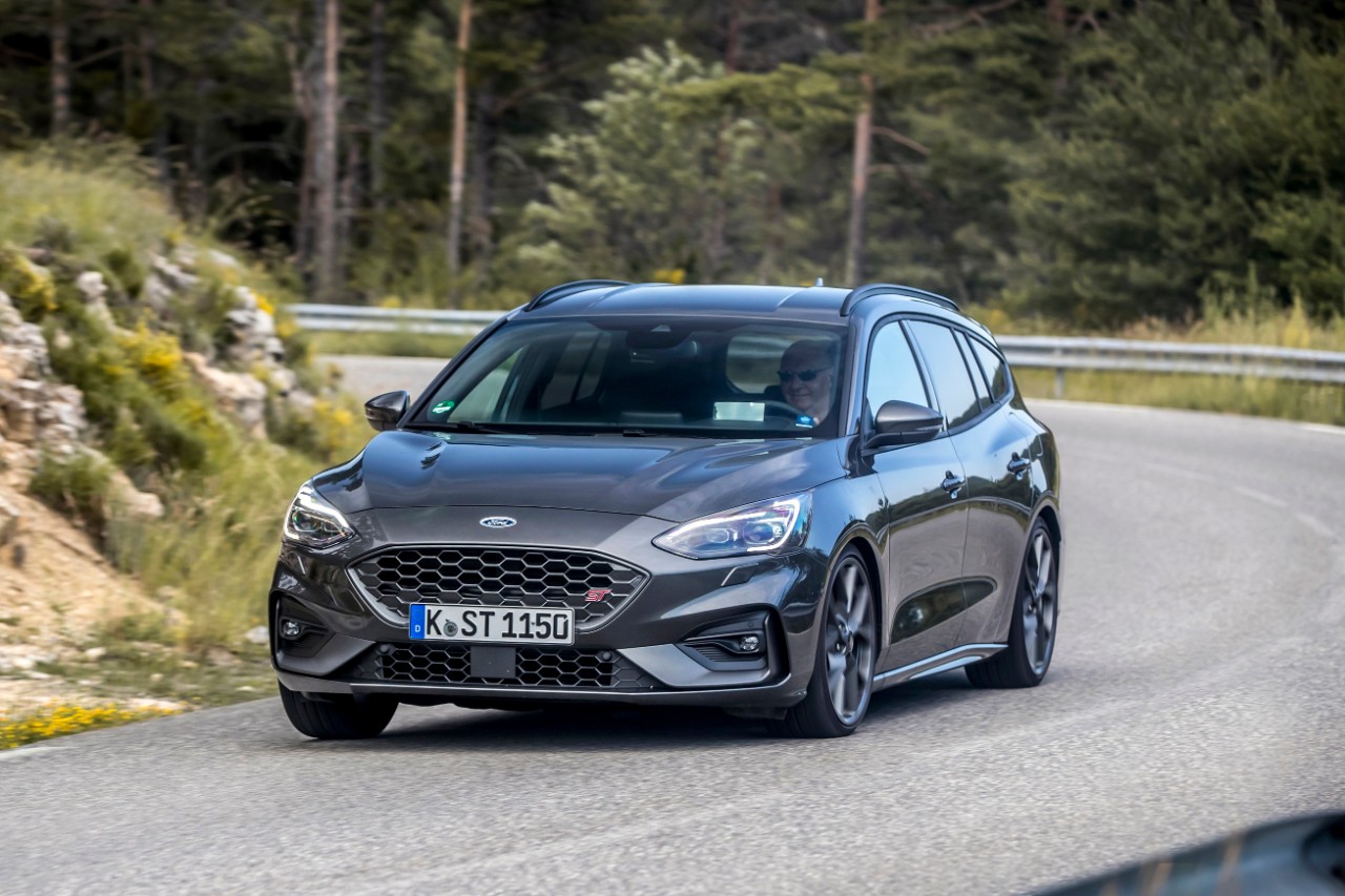 FORD_2019_FOCUS_ST_Wagon_Magnetic_22.jpg