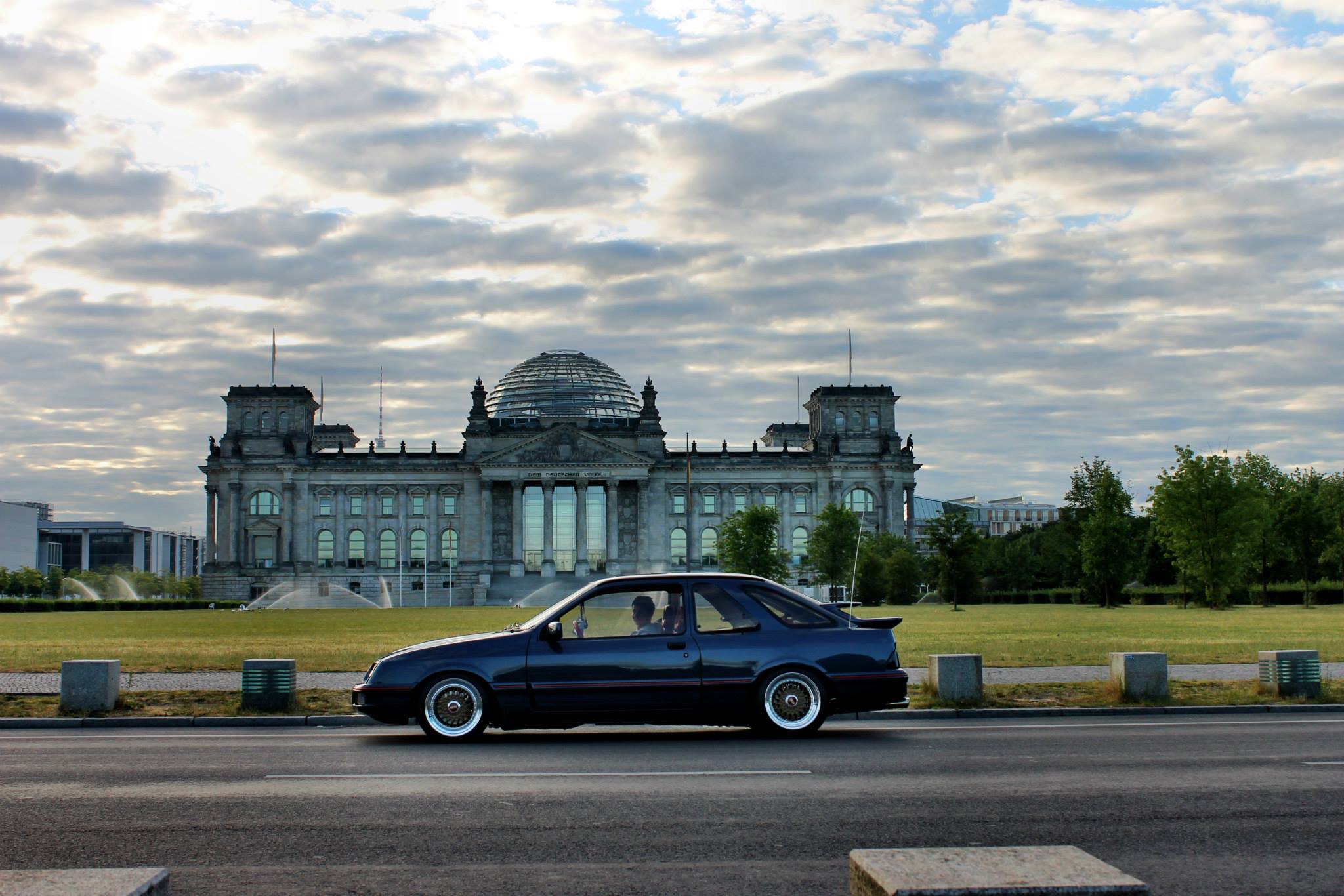 Sierra XR4i und Reichstag in Berlin