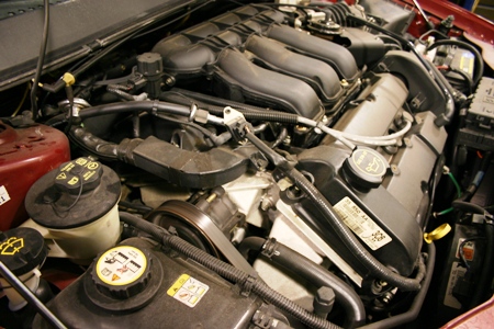 Ford_Taurus_3.0_DOHC_Engine.jpg