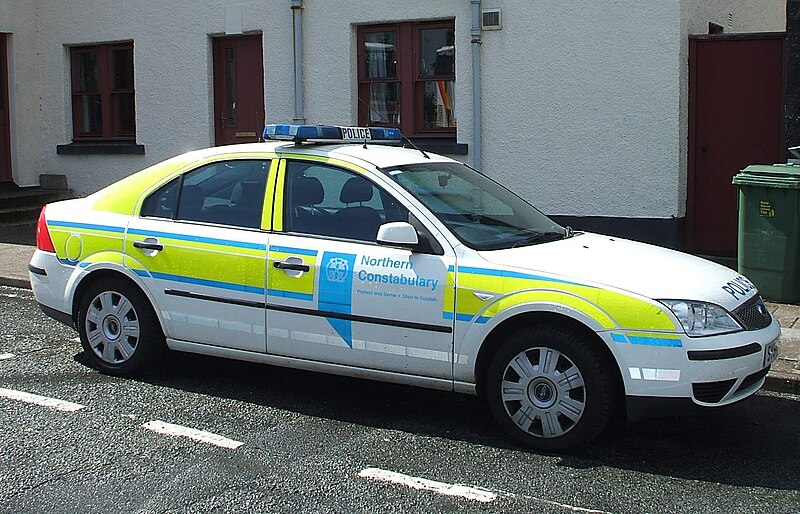 800px-Ford_Mondeo_MK3_-_British_Police_-_001.jpg